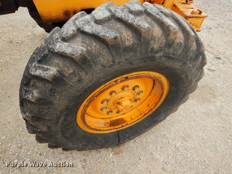 image for item GE9581 1973 John Deere 570A motor grader