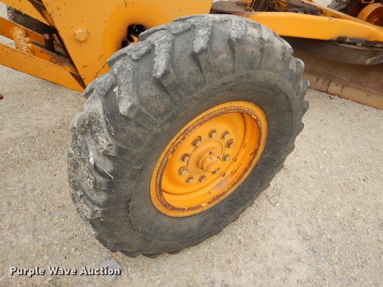 image for item GE9581 1973 John Deere 570A motor grader