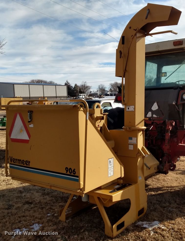 image for item GE9610 Vermeer BC906 wood chipper