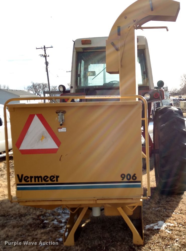 image for item GE9610 Vermeer BC906 wood chipper