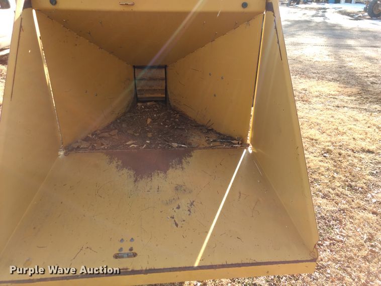 image for item GE9610 Vermeer BC906 wood chipper