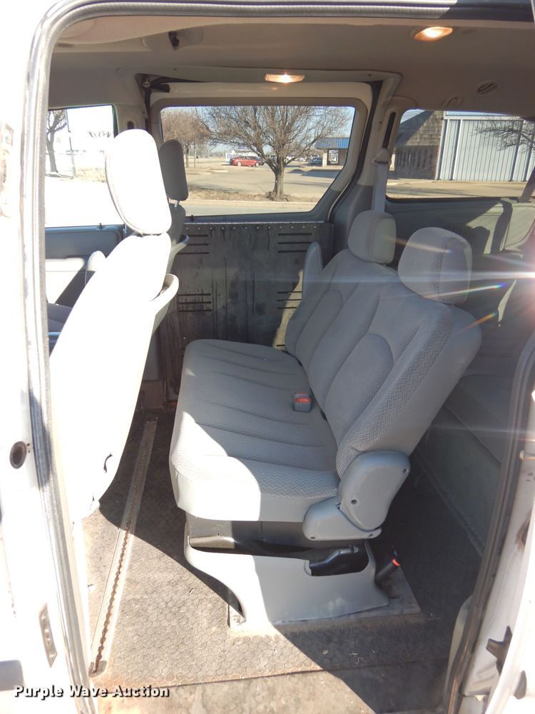 image for item GF9961 2007 Dodge Grand Caravan handicap accessible van
