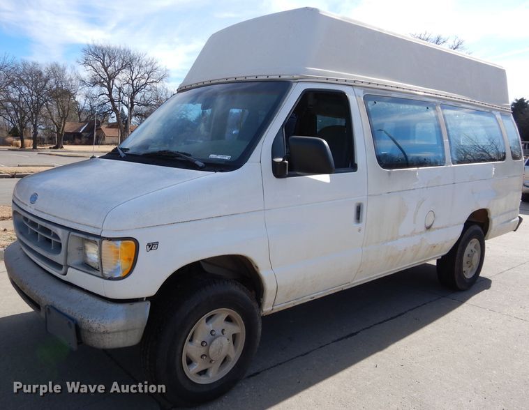 1997 Ford Club Wagon van in Winfield, KS Item GF9976 sold Purple Wave
