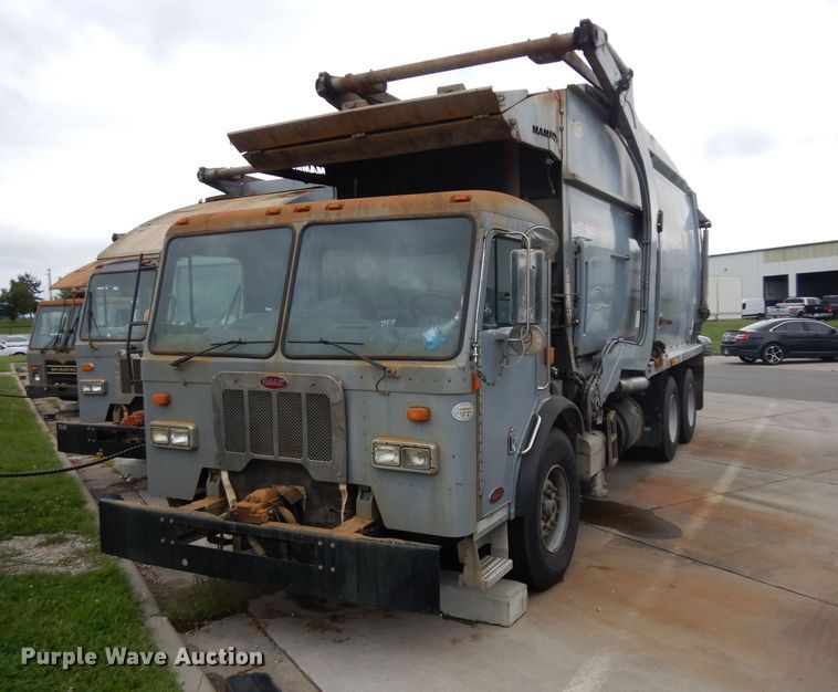 image for item GG9091 2012 Peterbilt 320 refuse truck