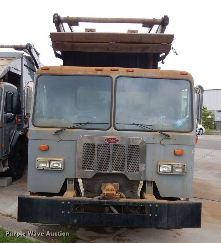 image for item GG9091 2012 Peterbilt 320 refuse truck