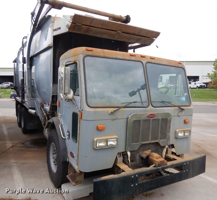 image for item GG9091 2012 Peterbilt 320 refuse truck