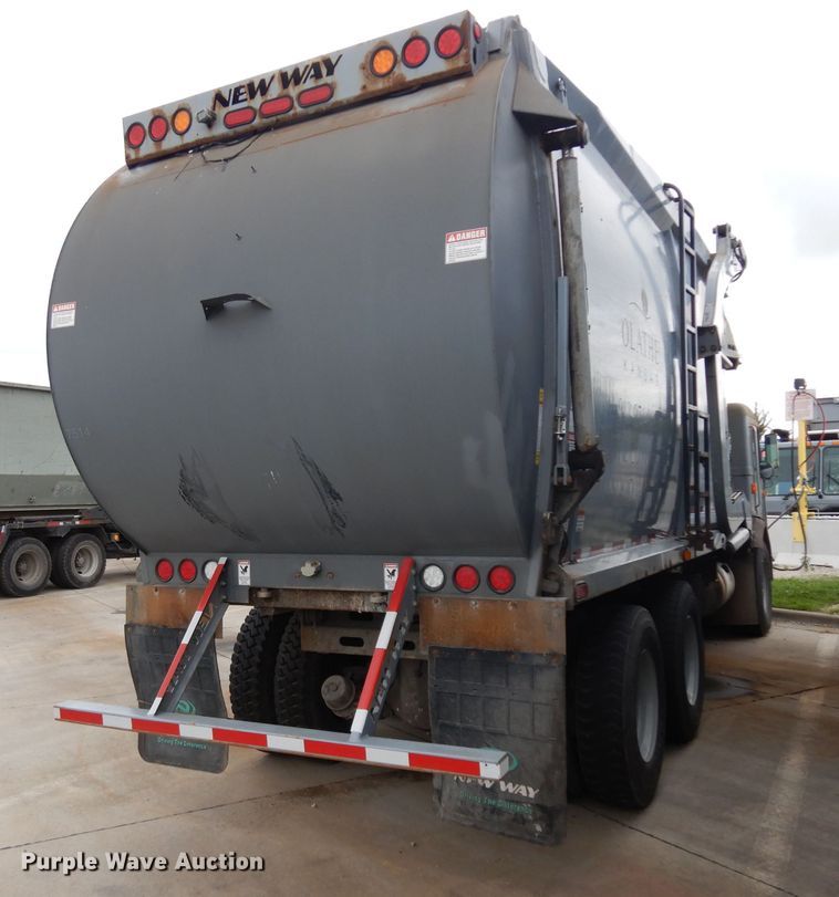 image for item GG9091 2012 Peterbilt 320 refuse truck