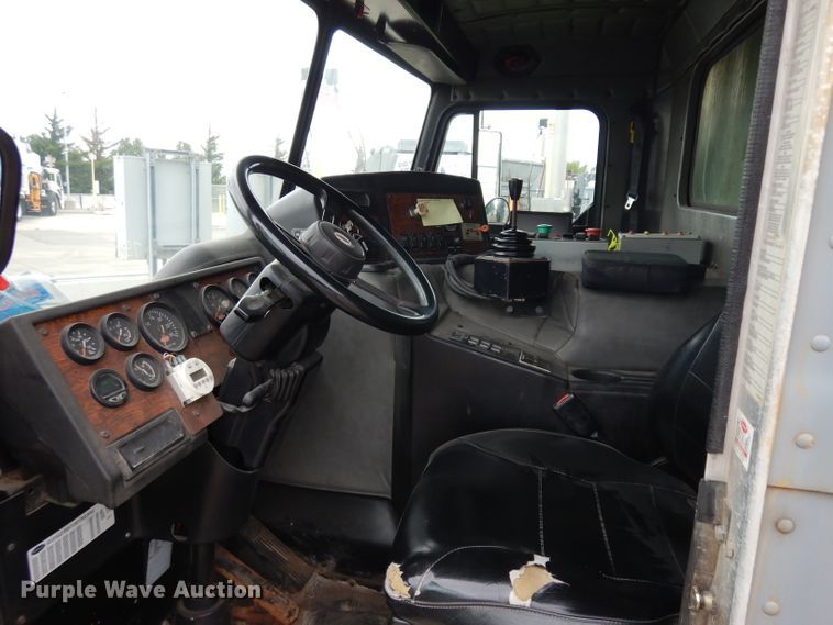 image for item GG9091 2012 Peterbilt 320 refuse truck