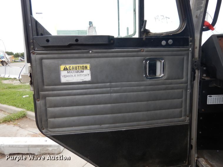 image for item GG9091 2012 Peterbilt 320 refuse truck