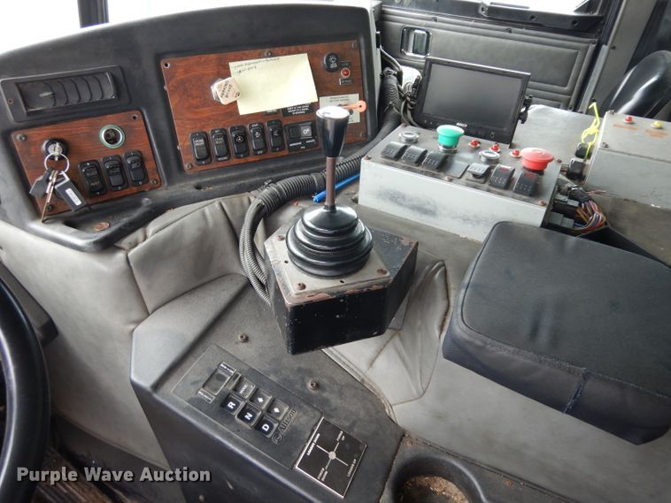 image for item GG9091 2012 Peterbilt 320 refuse truck