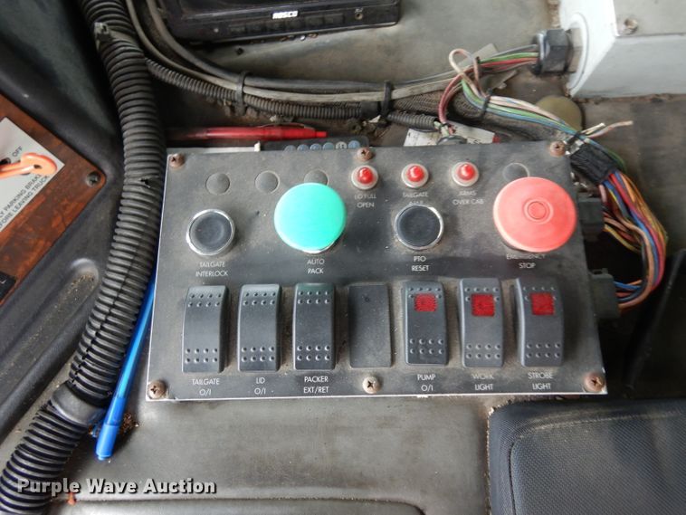 image for item GG9091 2012 Peterbilt 320 refuse truck