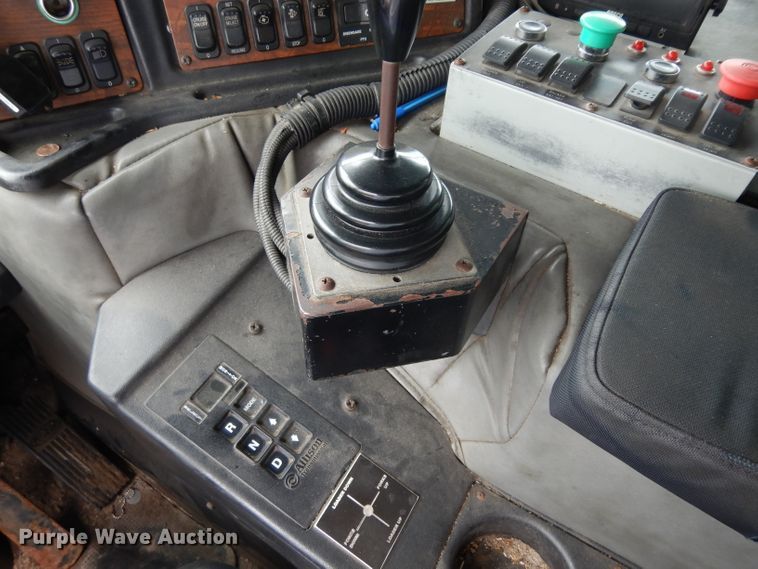 image for item GG9091 2012 Peterbilt 320 refuse truck