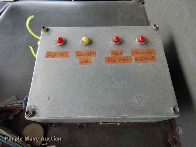 image for item GG9091 2012 Peterbilt 320 refuse truck