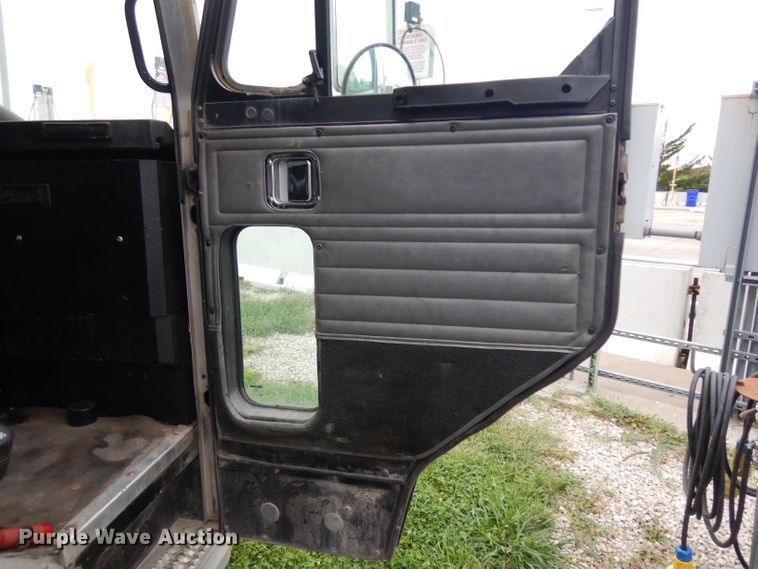 image for item GG9091 2012 Peterbilt 320 refuse truck