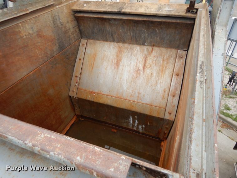 image for item GG9091 2012 Peterbilt 320 refuse truck