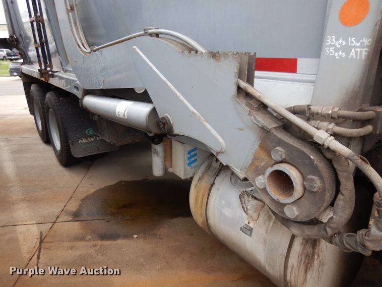 image for item GG9091 2012 Peterbilt 320 refuse truck