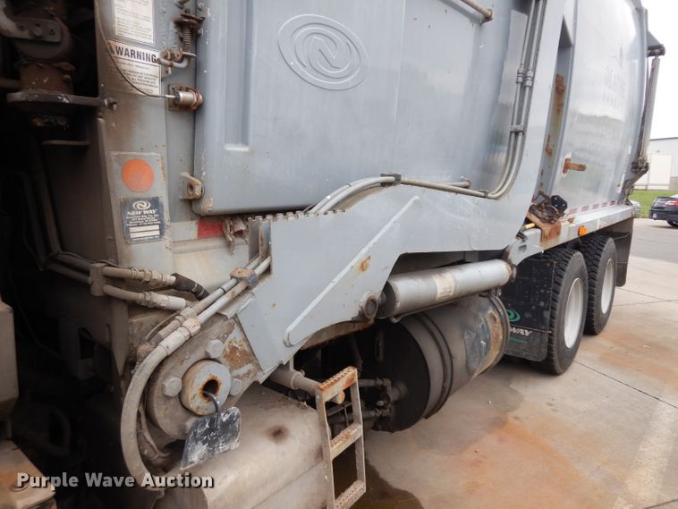 image for item GG9091 2012 Peterbilt 320 refuse truck