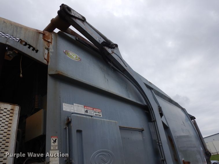 image for item GG9091 2012 Peterbilt 320 refuse truck