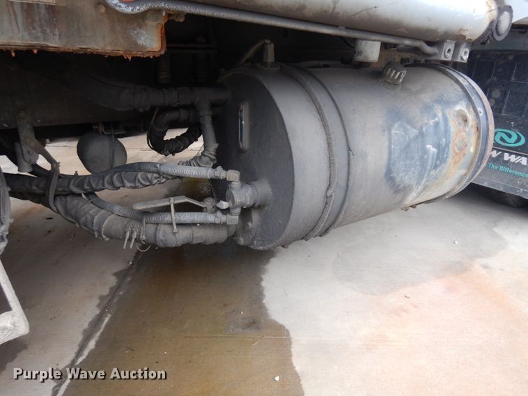 image for item GG9091 2012 Peterbilt 320 refuse truck