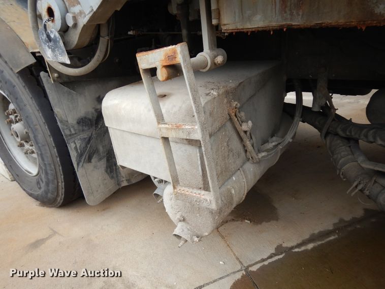 image for item GG9091 2012 Peterbilt 320 refuse truck