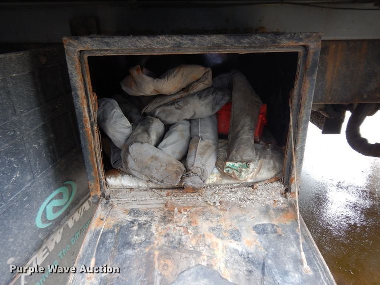 image for item GG9091 2012 Peterbilt 320 refuse truck