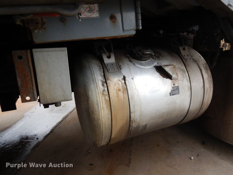 image for item GG9091 2012 Peterbilt 320 refuse truck