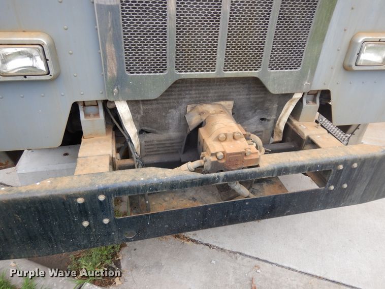 image for item GG9091 2012 Peterbilt 320 refuse truck