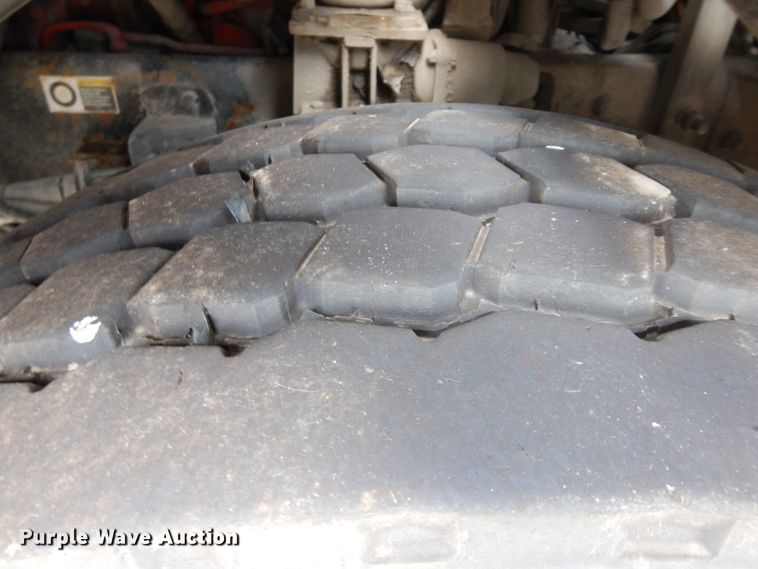 image for item GG9091 2012 Peterbilt 320 refuse truck