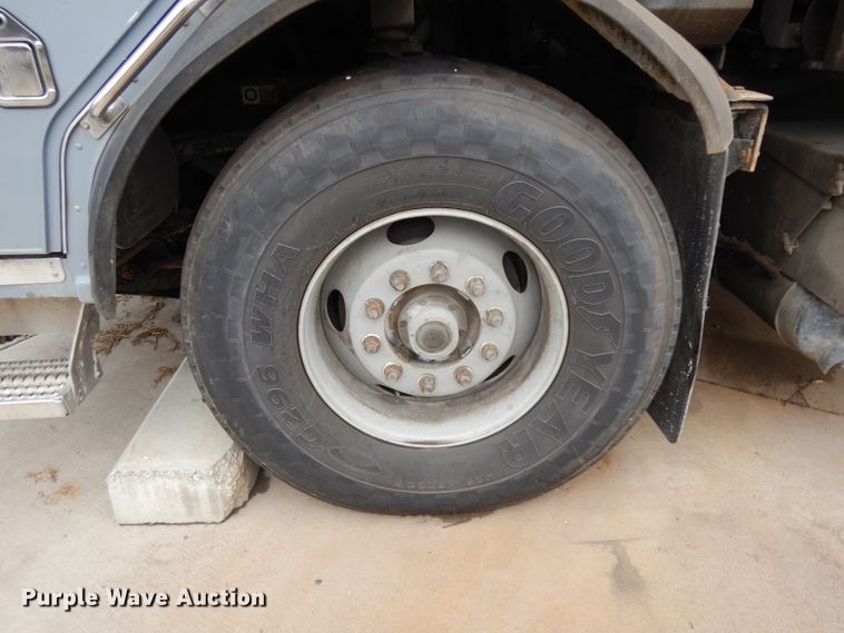 image for item GG9091 2012 Peterbilt 320 refuse truck