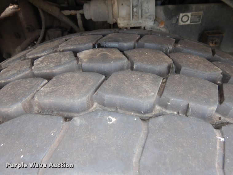 image for item GG9091 2012 Peterbilt 320 refuse truck