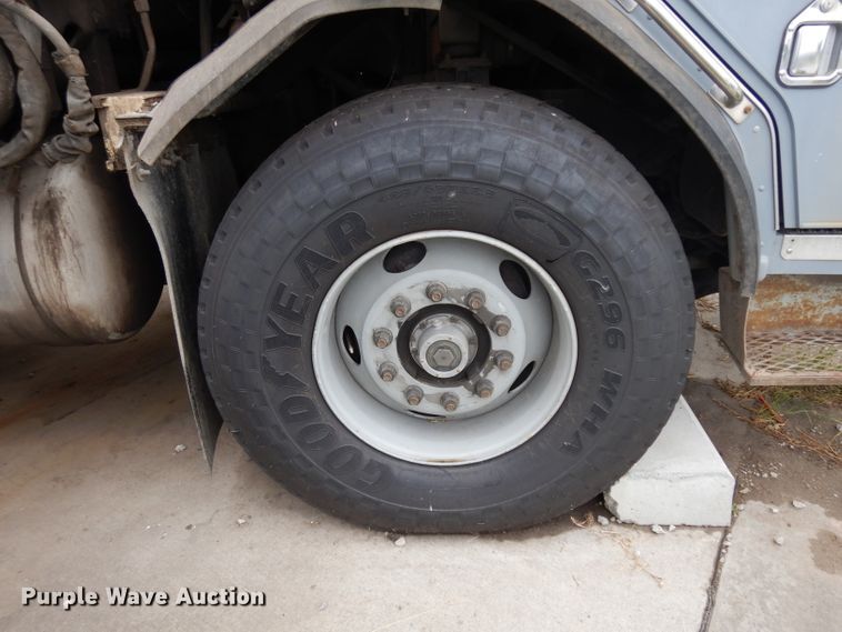 image for item GG9091 2012 Peterbilt 320 refuse truck