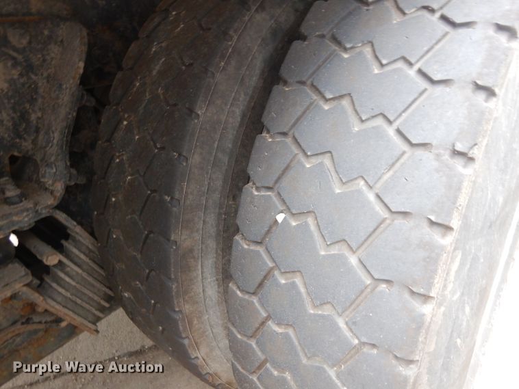 image for item GG9091 2012 Peterbilt 320 refuse truck