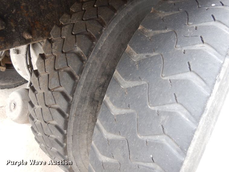 image for item GG9091 2012 Peterbilt 320 refuse truck