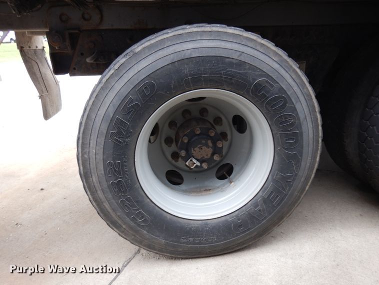 image for item GG9091 2012 Peterbilt 320 refuse truck