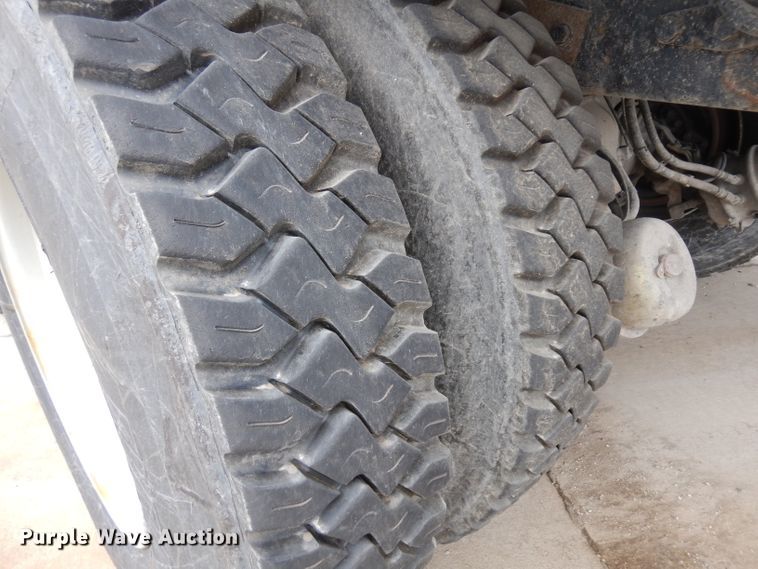 image for item GG9091 2012 Peterbilt 320 refuse truck