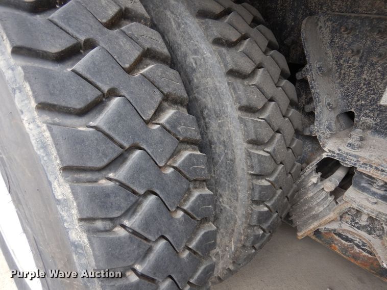 image for item GG9091 2012 Peterbilt 320 refuse truck