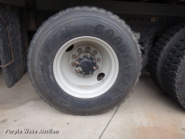 image for item GG9091 2012 Peterbilt 320 refuse truck