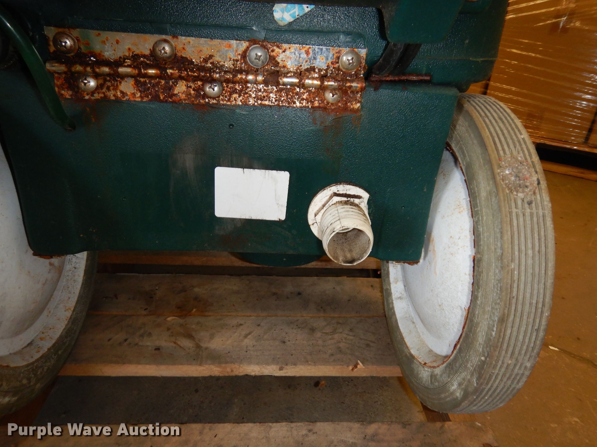 Floor cleaners in Leavenworth, KS Item FD9614 sold Purple Wave