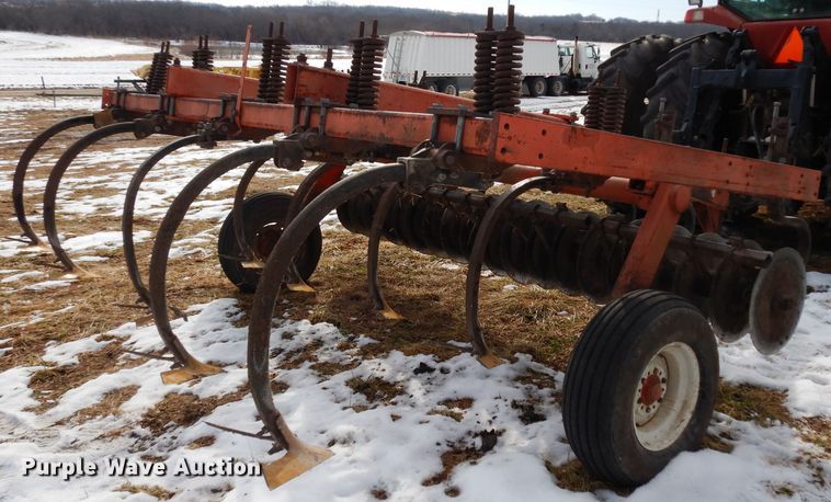 image for item DE4213 Allis Chalmers Min-Till disk ripper