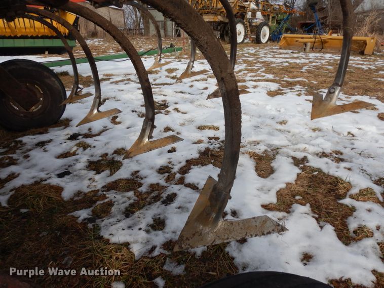 image for item DE4213 Allis Chalmers Min-Till disk ripper