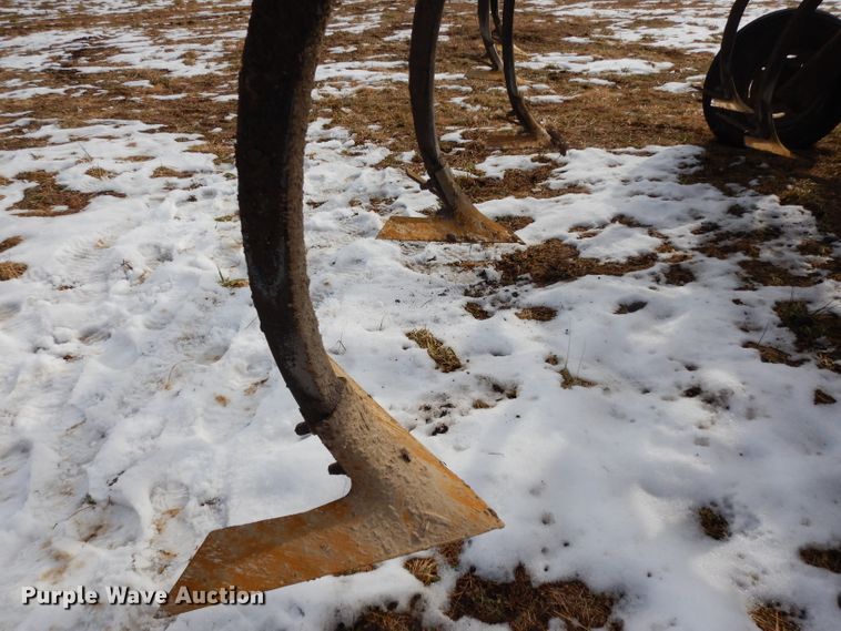 image for item DE4213 Allis Chalmers Min-Till disk ripper