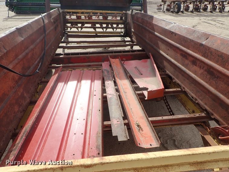 image for item FF9289 New Holland 791 manure spreader