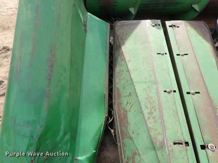 image for item FF9293 John Deere 853A All-Crop row head