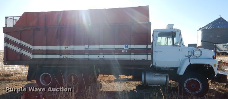 image for item DG5882 1976 Ford LNT9000 grain truck