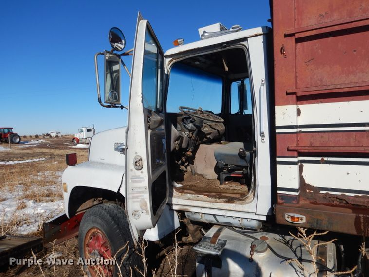 image for item DG5882 1976 Ford LNT9000 grain truck