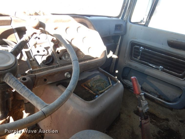 image for item DG5882 1976 Ford LNT9000 grain truck