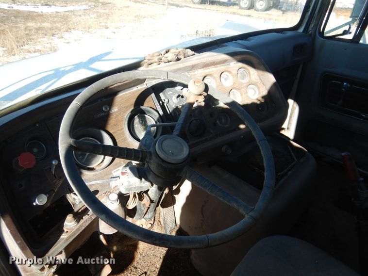 image for item DG5882 1976 Ford LNT9000 grain truck