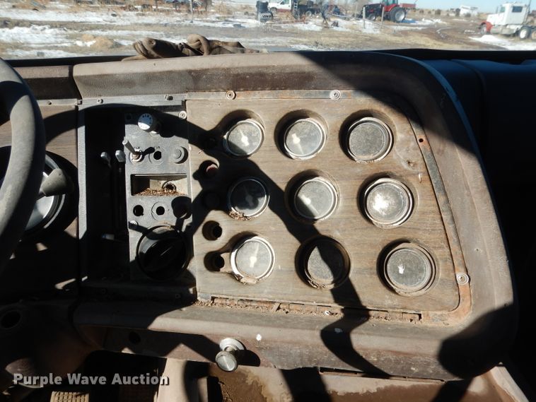 image for item DG5882 1976 Ford LNT9000 grain truck