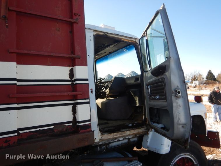 image for item DG5882 1976 Ford LNT9000 grain truck
