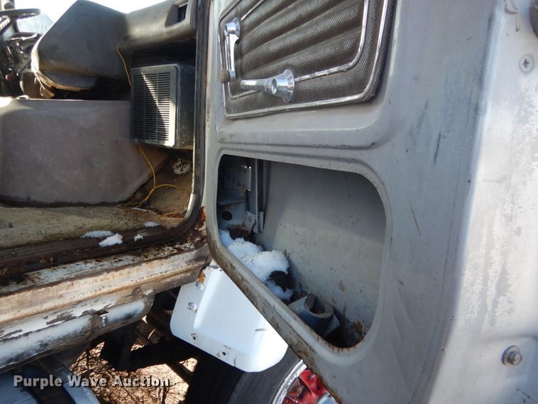 image for item DG5882 1976 Ford LNT9000 grain truck